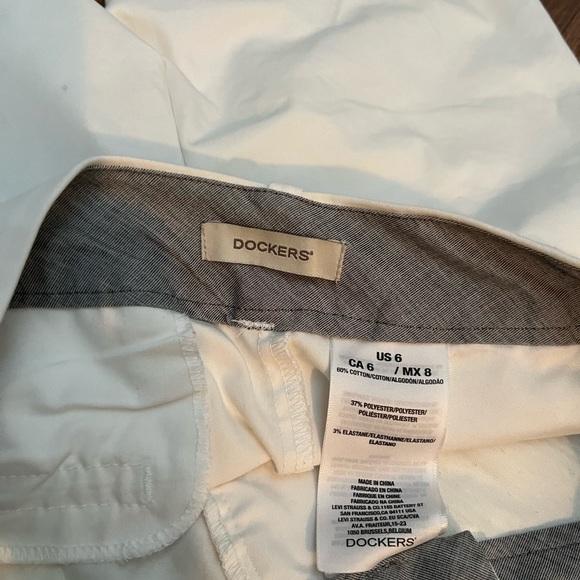 Dockers WOMENS size 6 Shorts. 
Waist 15 1/4” inches lying flat
Rise 9.5” inches - Picture 3 of 3